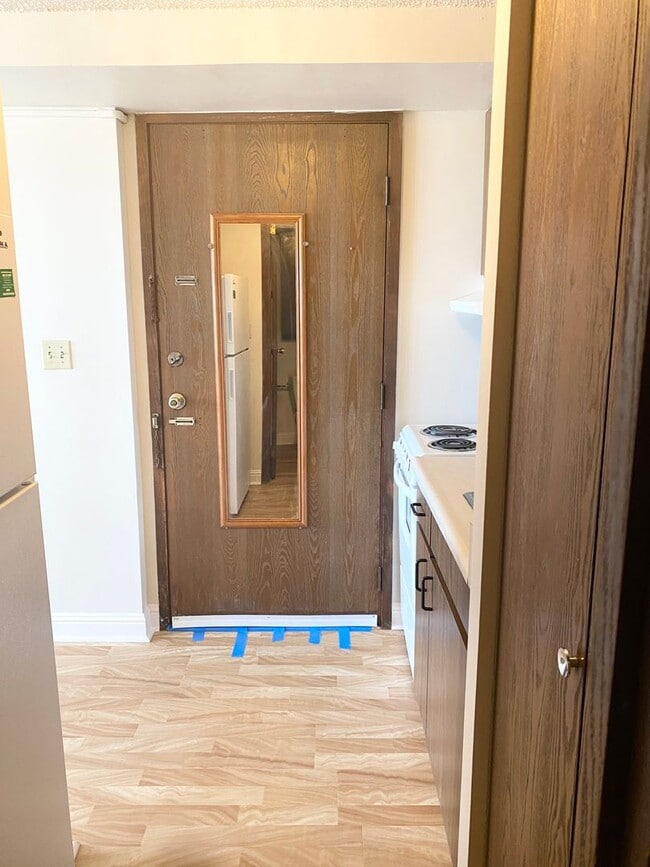 Building Photo - Salt Lake - Five Regents: Studio 1 bath wi...