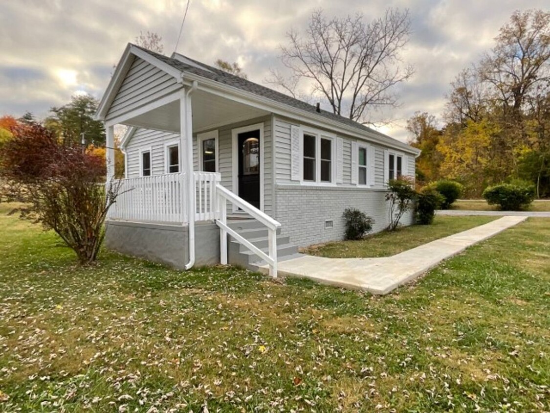 Primary Photo - 2 bedroom/1 bath home in East Morristown.