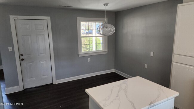 Building Photo - 2117 S Village Dr
