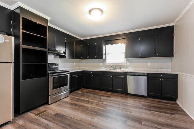 Building Photo - Fantastic Simpsonville Gem