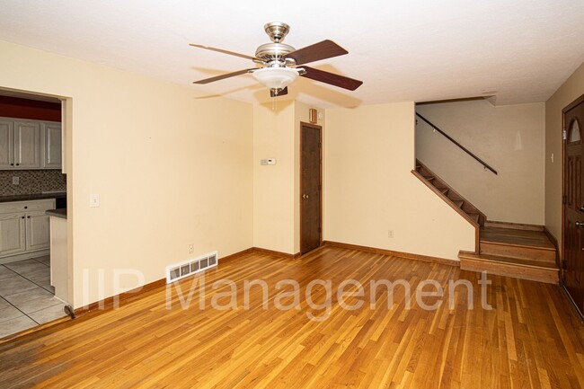 Building Photo - Colonial-style single-family home - Eastlake
