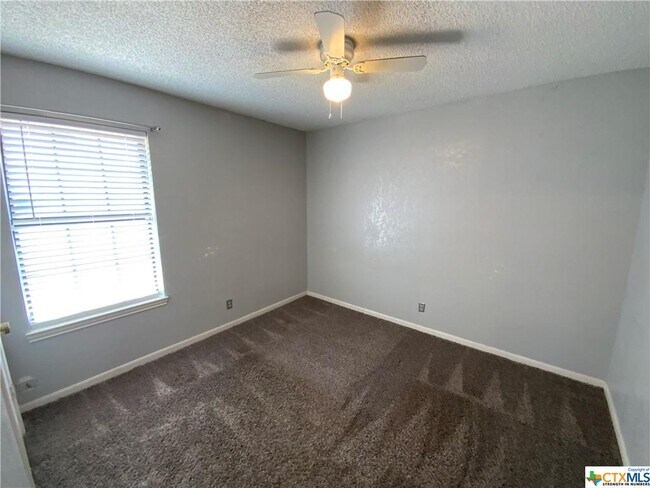 Building Photo - 1813 Meadowbrook Dr