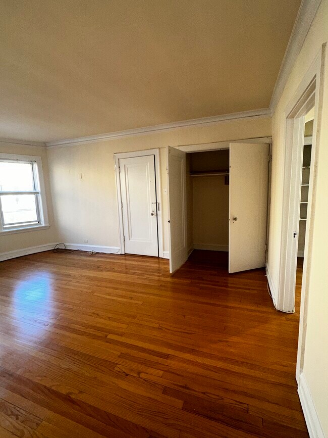 Building Photo - 4437 N Wolcott Ave