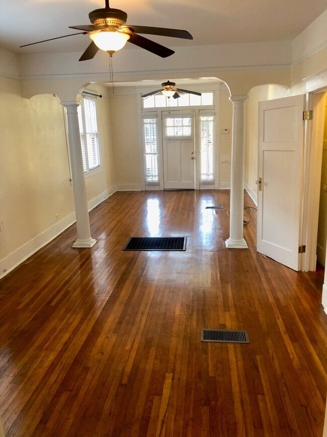 Foto del edificio - Spacious 2BD with Sun Room and Large Backyard