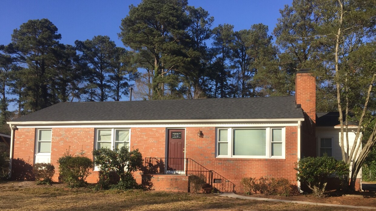 Foto principal - 4 BR/2 BA House near Ridgewood and NC State