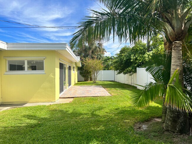 Foto del edificio - MAXIMO MOORINGS 3/2/2 HOME NEAR ST. PETE B...