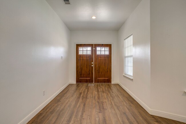 Building Photo - Great Custom 3 Bedroom, 2 Bath Home in Wes...