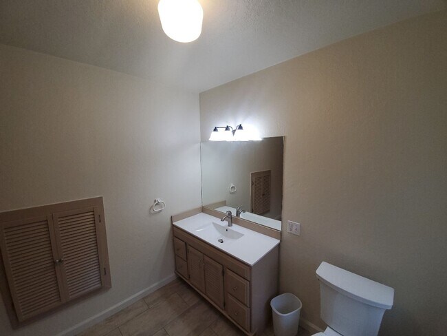 Building Photo - 3-bedroom home with new flooring and fresh...