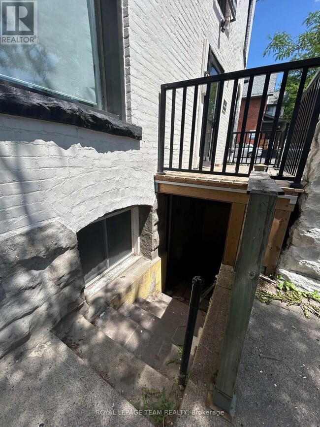 Building Photo - 883-883 Somerset St W
