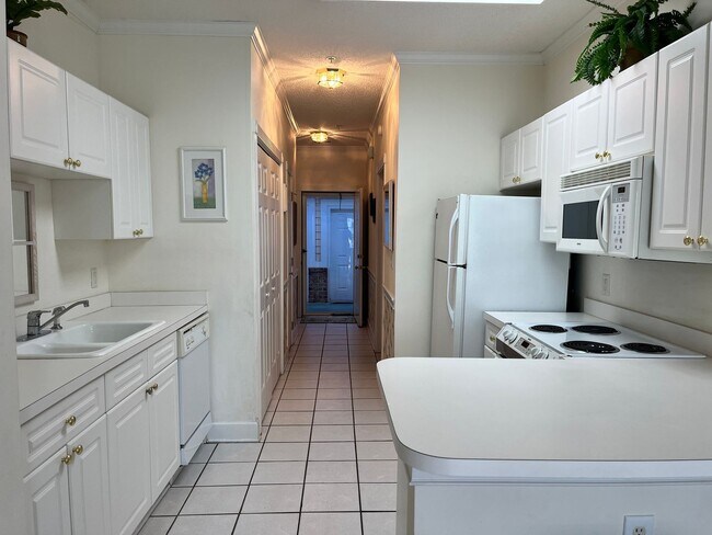 Foto del edificio - ONE MONTH FREE with an eighteen-month lease! First Floor Furnished Condo with One Bedroom at Magn...