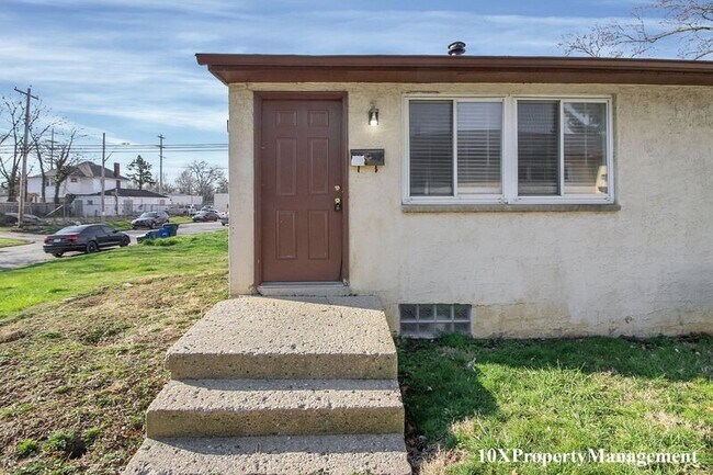 Building Photo - 2451 Hiawatha St