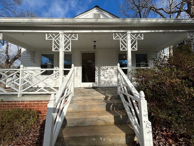 Foto del edificio - Charming Two Bedroom Home – Near Saxapahaw!