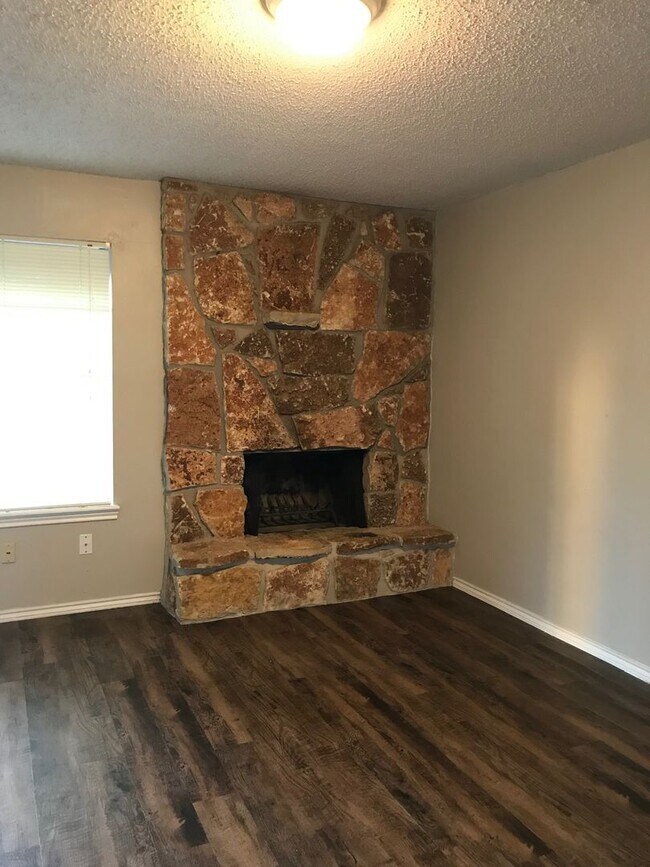 Building Photo - 1604 C SUN VALLEY DR