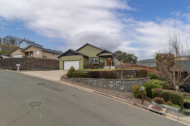 Building Photo - 233 Palmdale Ave