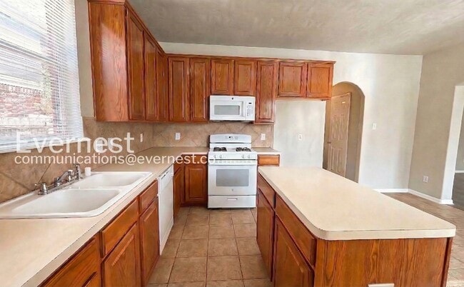 Foto del edificio - 6411 Sparrows Glen Ln