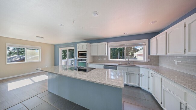 Foto del edificio - 4 Bed 3 Bath - 2 Living Rooms - Office Area - Pet Friendly - NAS Whidbey