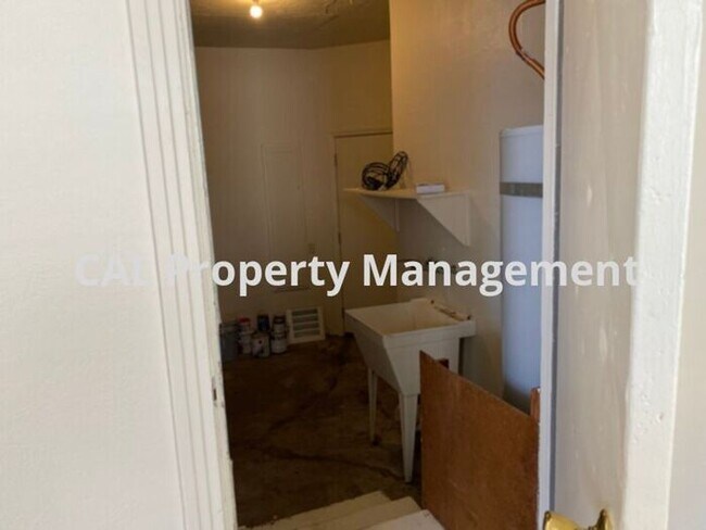 Building Photo - 2-Bedroom and 1-Bathroom duplex in South S...