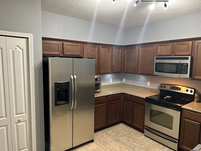 Foto del edificio - 4908 Key Lime Dr