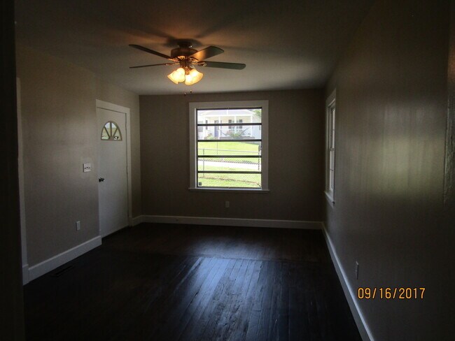 Foto del edificio - Alcoa 37701 - 3 bedroom home with bonus room - Call Karen Robertson (865) 454-7626