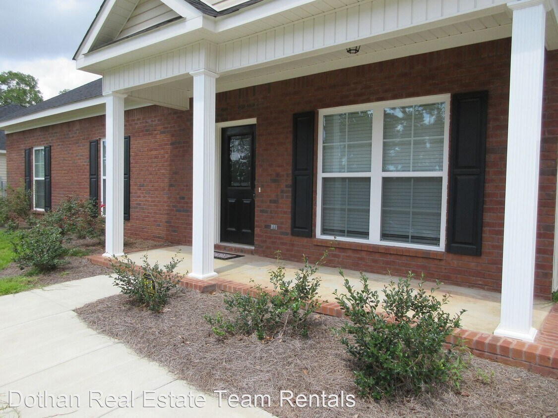 Primary Photo - 3 br, 2 bath House - 220 Blazer Dr.