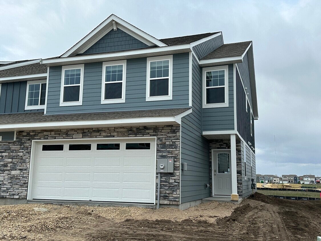 Foto principal - 17082 Dysart Pl