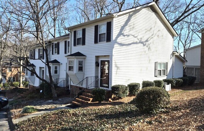 Foto del edificio - Great Two Bedroom Townhouse Convenient to Downtown Greenville!