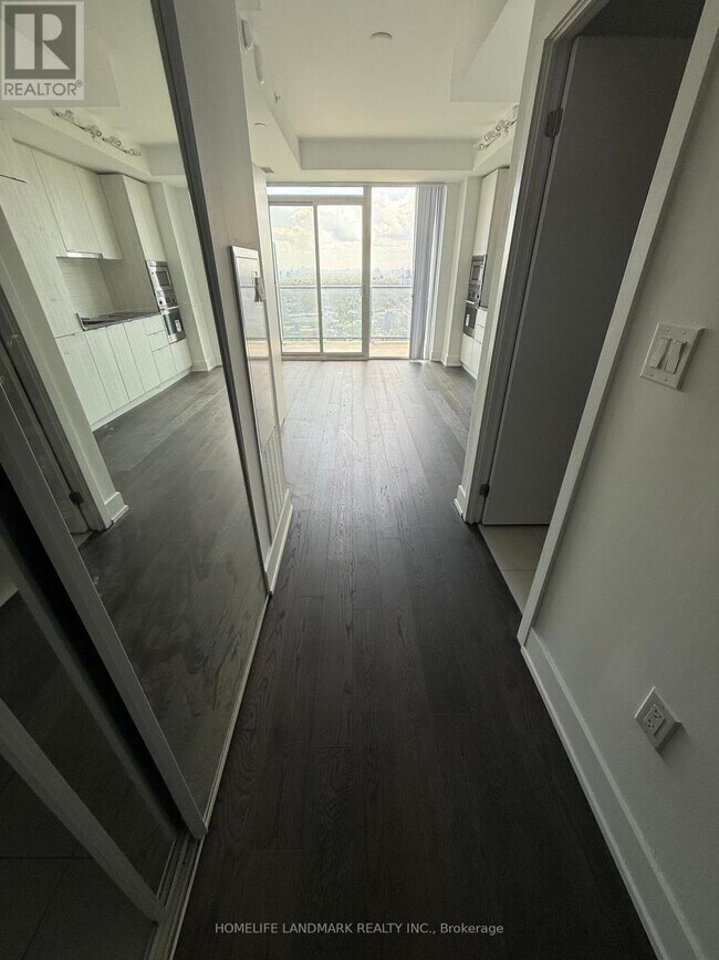 Photo du bâtiment - 955-4955 Bay St.