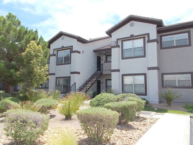 Foto del edificio - Bright Ground-Floor Condo in Gated Traverse Point with Pool & Spa Amenities