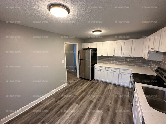 Building Photo - Cozy 3 bed 1.5 bath duplex in Blue Springs!