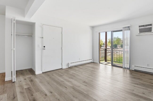 Building Photo - $1,140.95 with $300 off the first month's rent, 1 Bed - 1 Bath, Condo in Denver with Easy Access ...