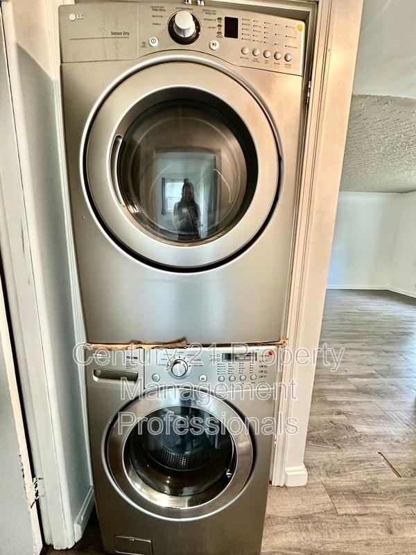 Building Photo - 11134-11116 116 St NW