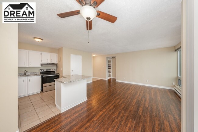 Building Photo - 155 Front St N