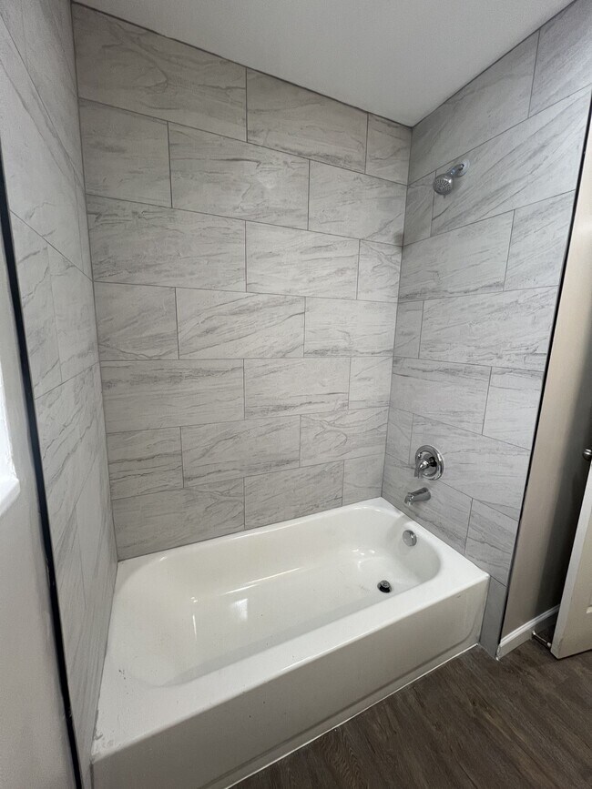 Foto del edificio - 9745 Long Point Rd