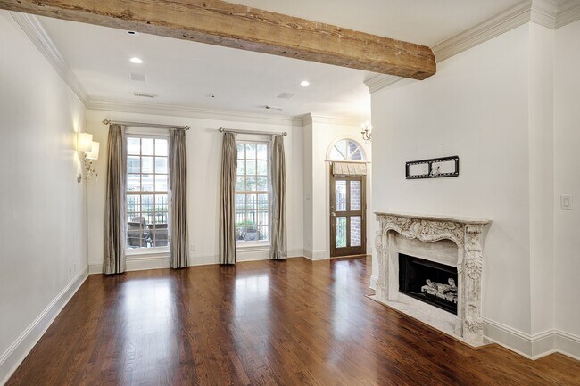 Foto del edificio - 5124 Chevy Chase Dr