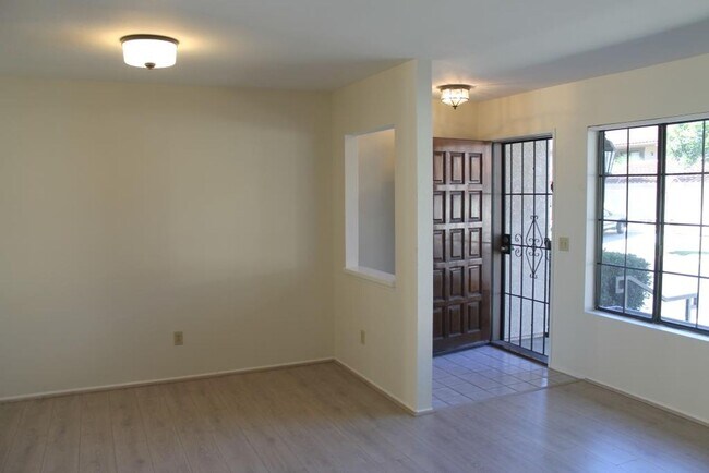 Building Photo - 3Bed/2.5Bath Townhome off Poinsettia!~ Bri...