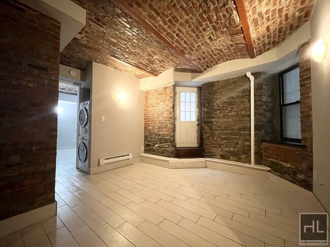 Building Photo - STYLISH + UNIQUE 2 BED WITH PRIVATE PATIO ...
