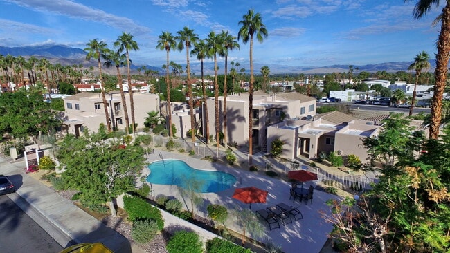 Beautiful pool area - 73820 Shadow Mountain Dr