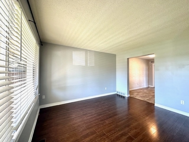 Building Photo - 3 Bedroom Semi-Detached Home for Rent in St. Thomas, Ontario | Finished Basement | Fenced Yard