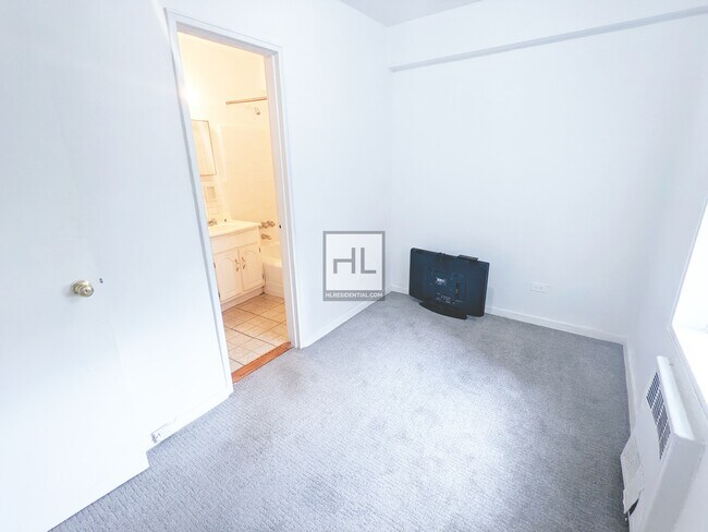 Building Photo - 40 STREET