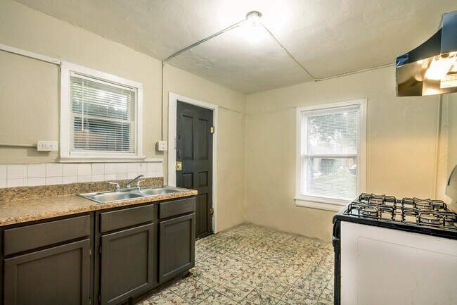 Building Photo - 150 Bank, Unit #B