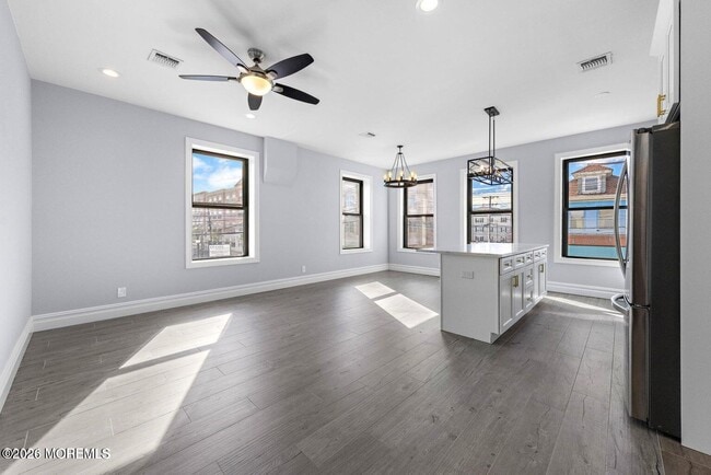 Building Photo - 160 Monmouth St