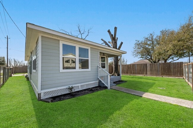 Building Photo - 632 E 38th St