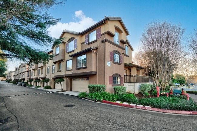 Building Photo - UPGRADED TOWNHOME OFFERS UTMOST CONVENIENCE