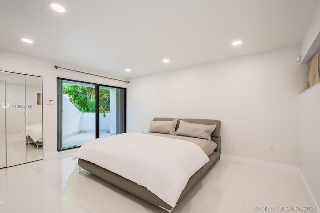 Building Photo - 2575 Tigertail Ave