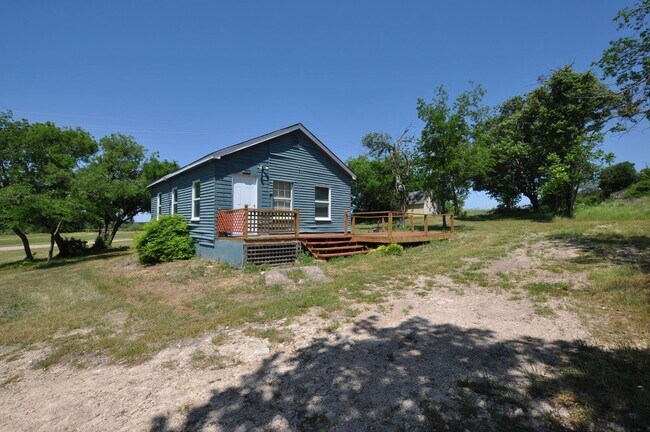 Foto del edificio - FOR LEASE - 1 BR - 1 BA Frame Home on Larg...