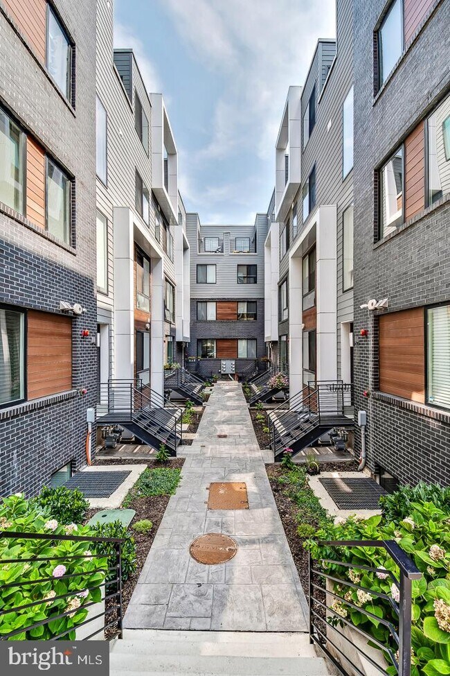 Building Photo - 1649 E Eyre St