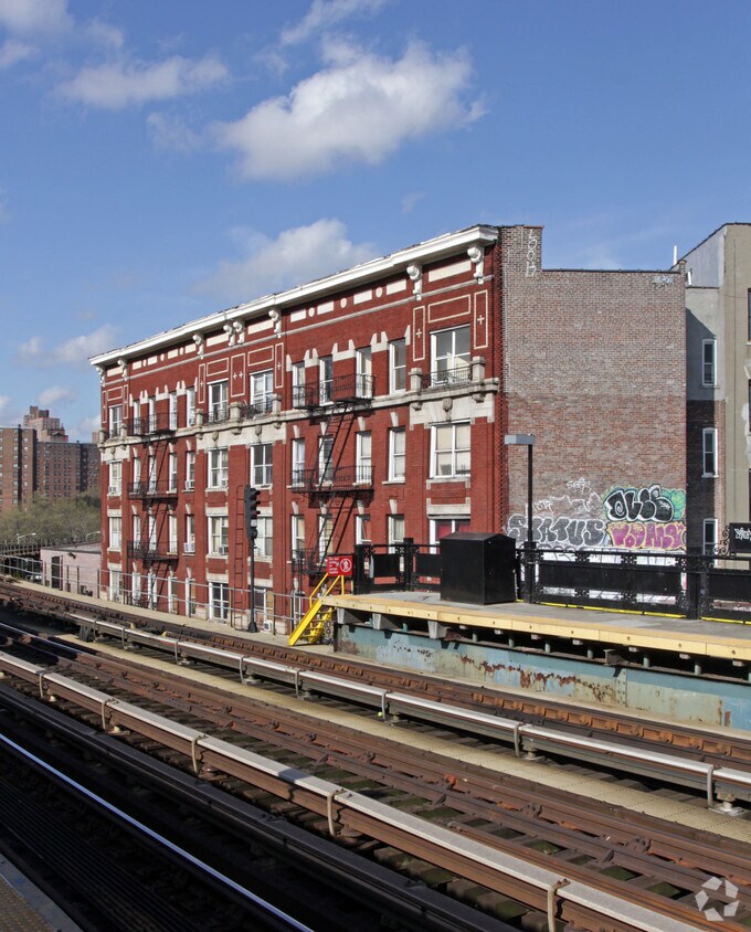 3852 10.º ¡Avenue - 3852 10th Avenue