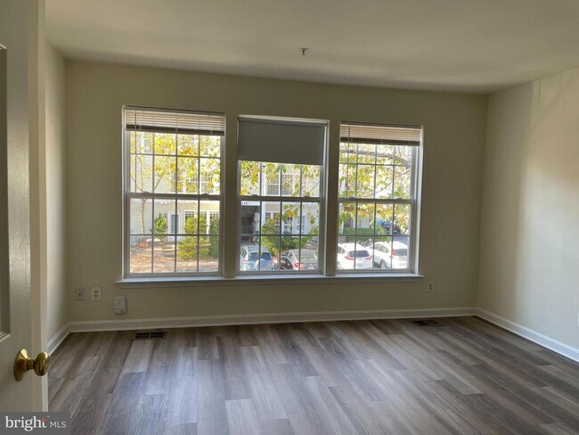 Foto del edificio - 345 Fallsgrove Dr