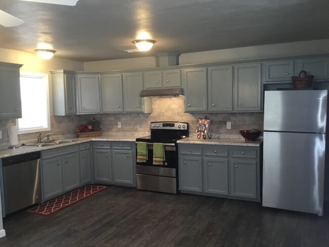 Building Photo - COLLEGE PROPERTY---PRE-LEASING FOR AUGUST! Amazing Updates! 3 bedroom 2 bath