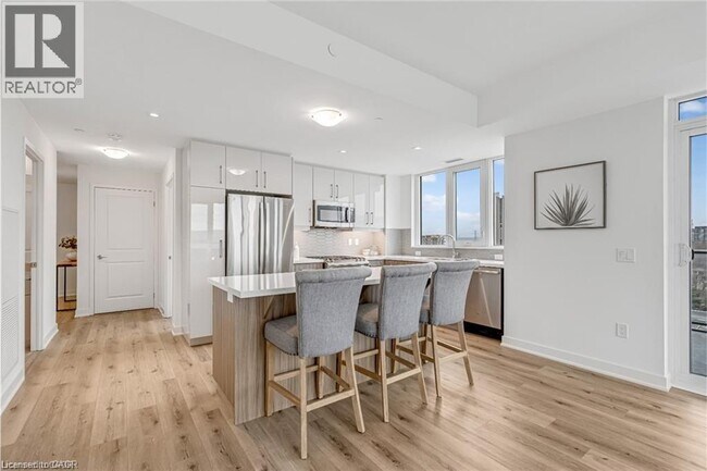 Building Photo - 2007 James St